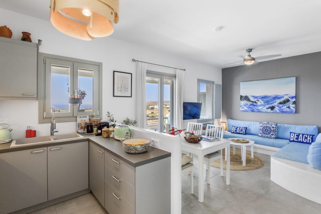 Fully equipped kitchen and dining